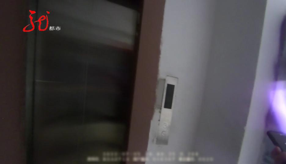 DƬ